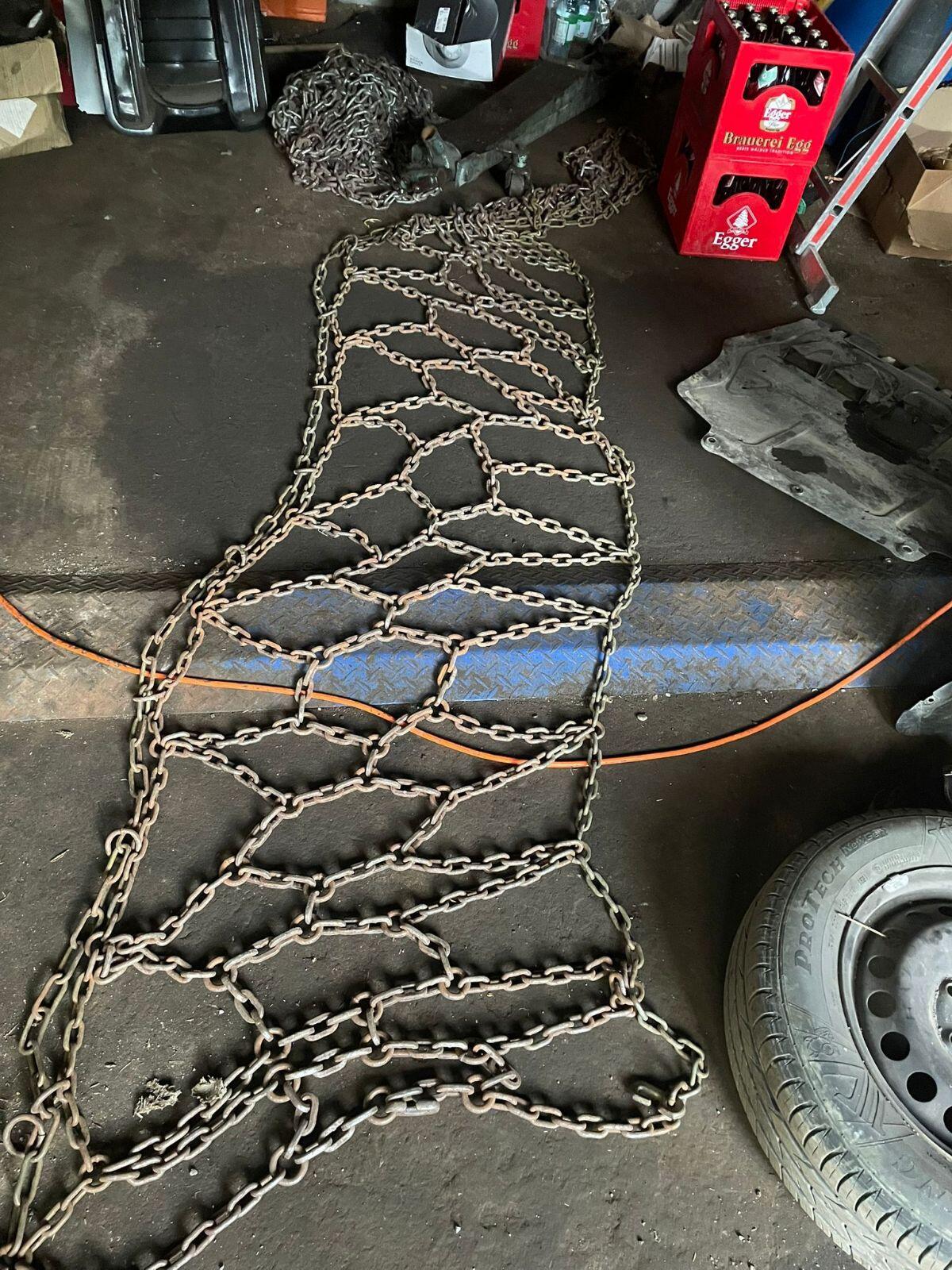 Schneeketten zu verkaufen – das Set für € 4.000,- 1