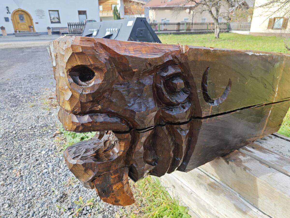 Geschnitzter antiker Holzbalken 1