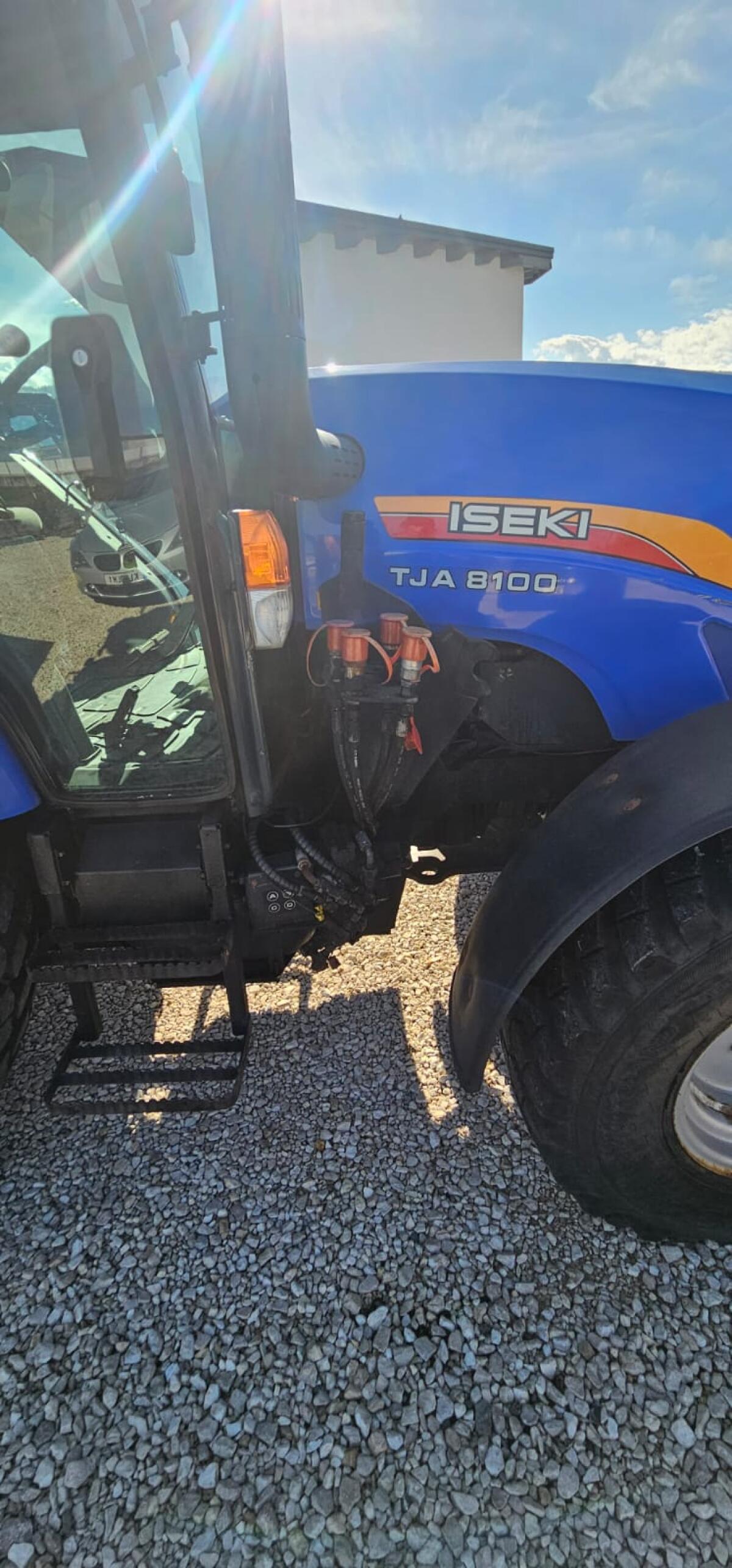 Traktor Iseki mit Schneeschild und Frontlader TJA 8100 2