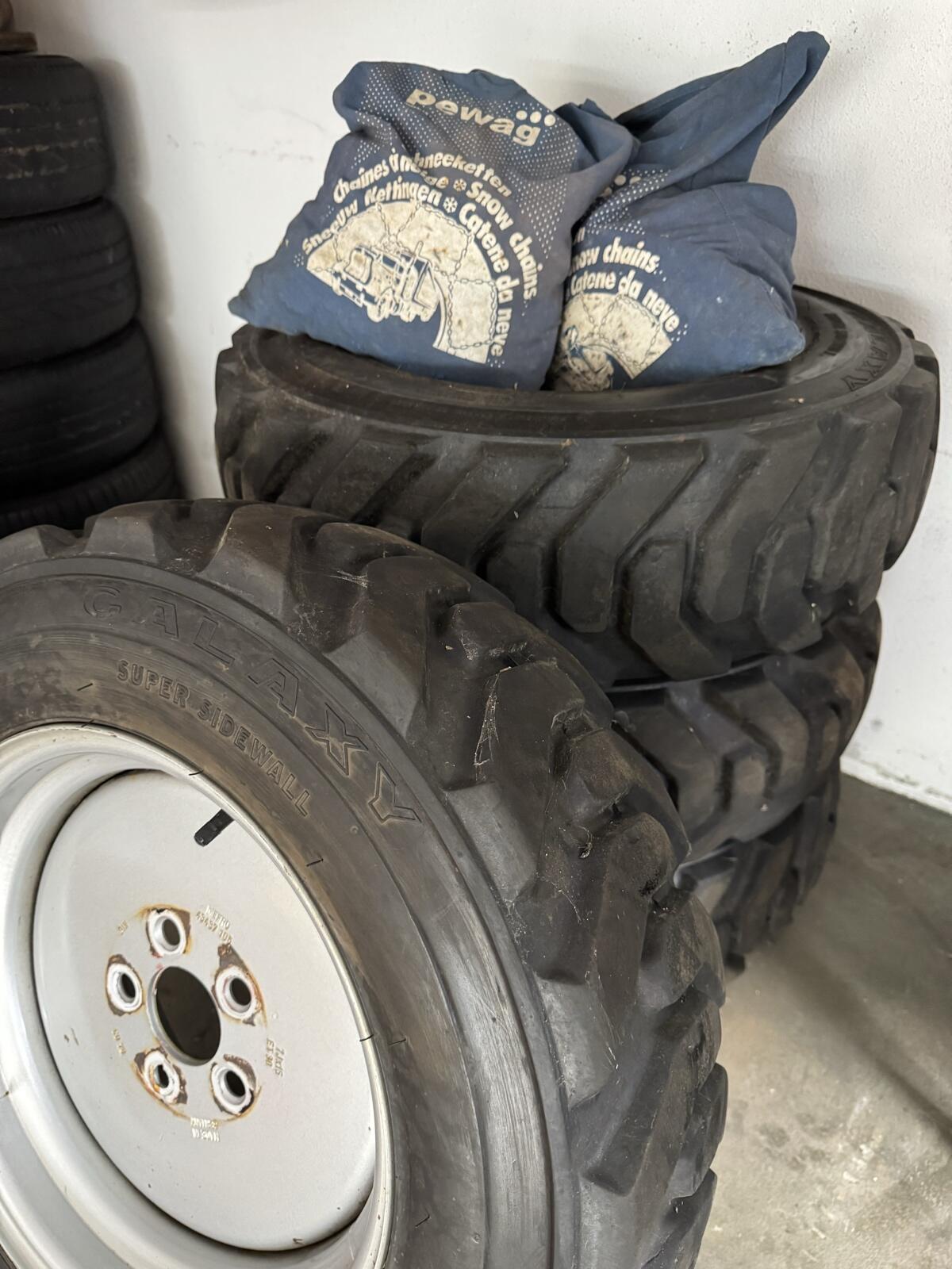 Weidemann Reifen mit Felgen und Schneeketten 3