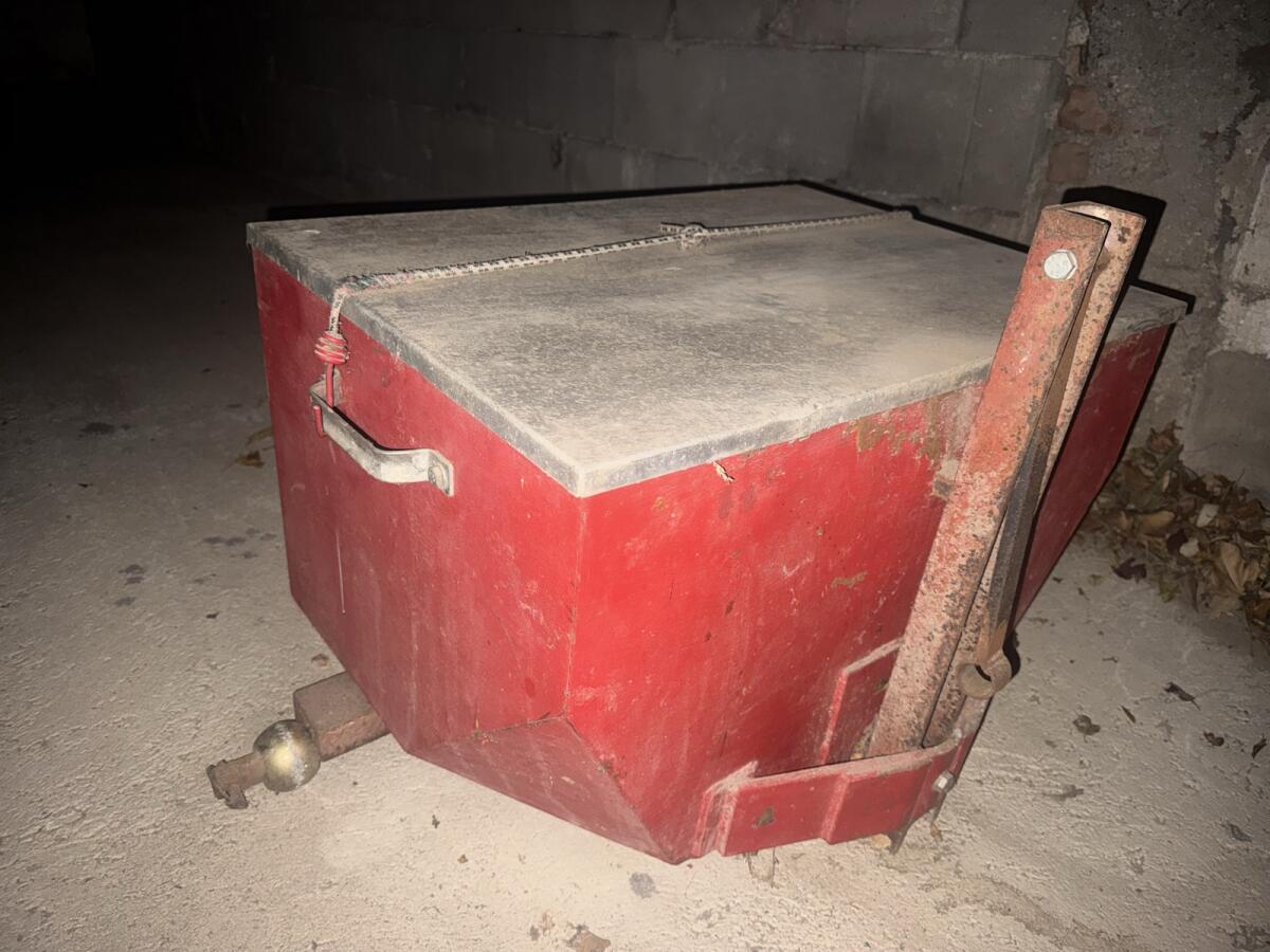 Kiste für Fronthydraulik 3