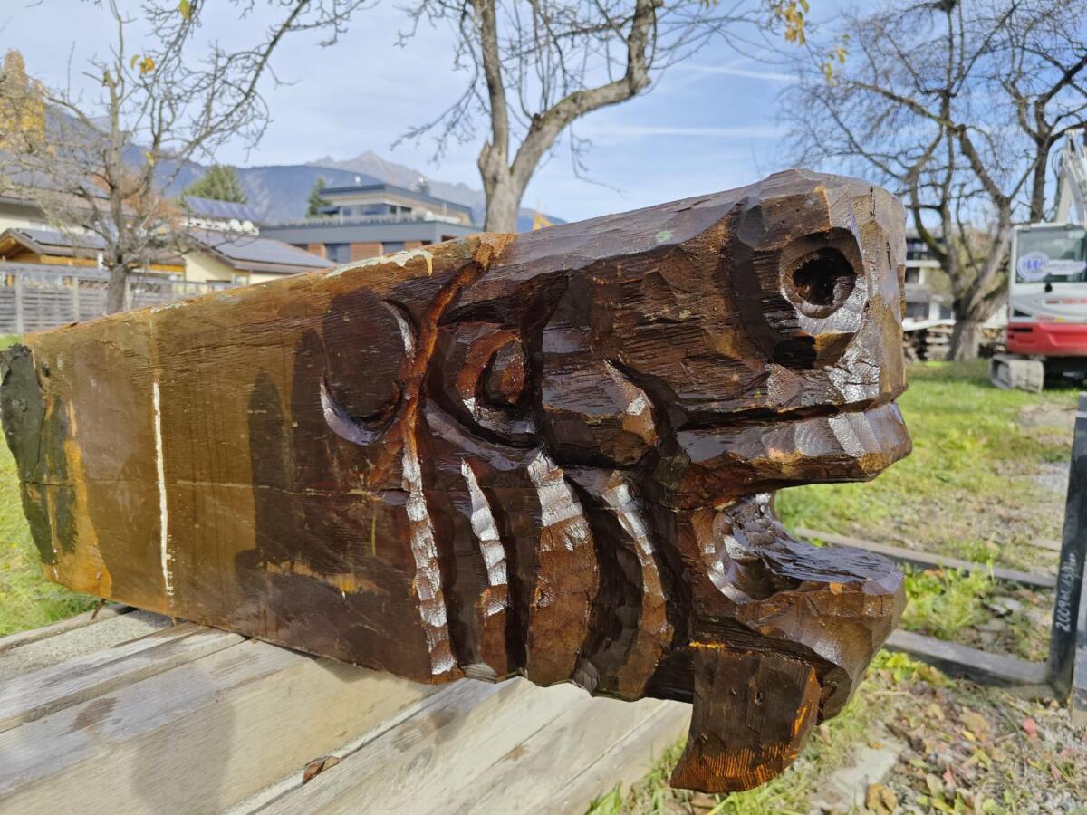 Geschnitzter antiker Holzbalken 3