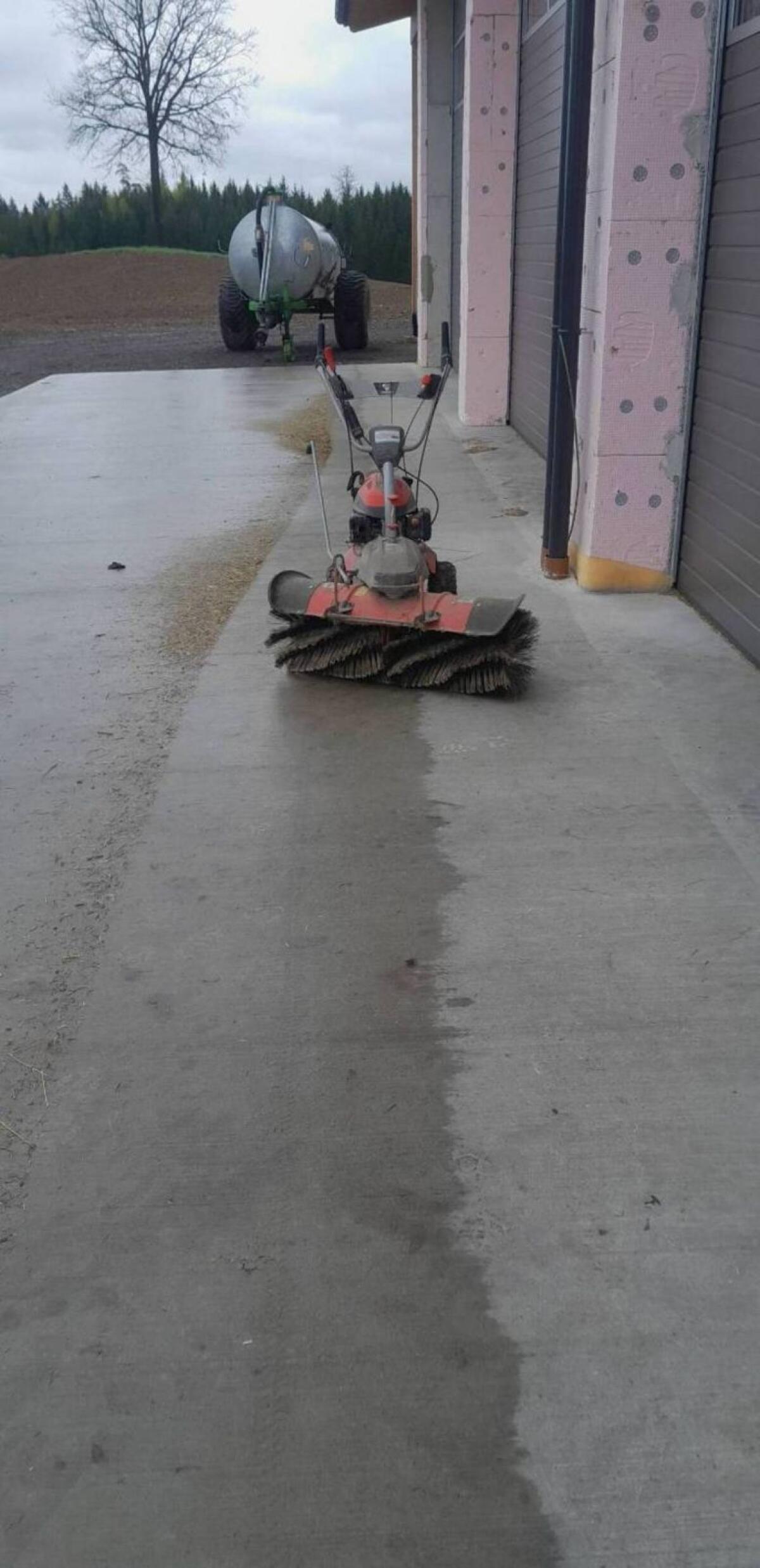 Motorbetriebene Kehrmaschine 3
