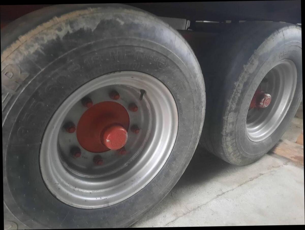 Kipperreifen 355/60R18 mit Felge 2