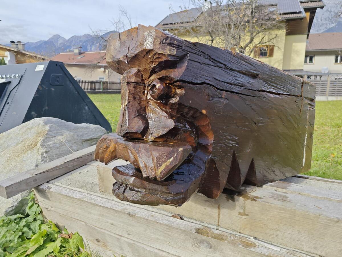 Genschnitzter antiker Holzkopf 2