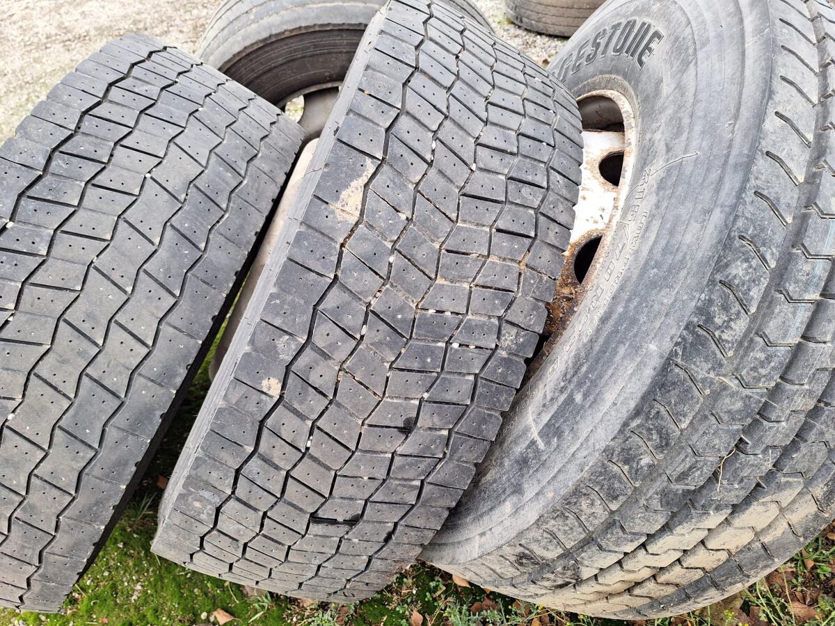 Verkaufe LKW-Reifen 2