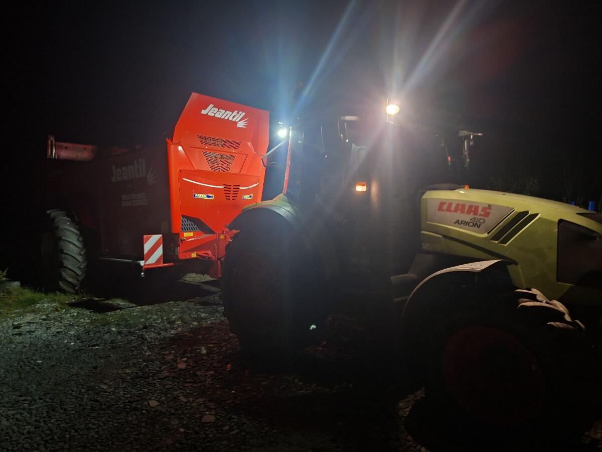 Mistausbringung mit Agrarservice Meisinger 3