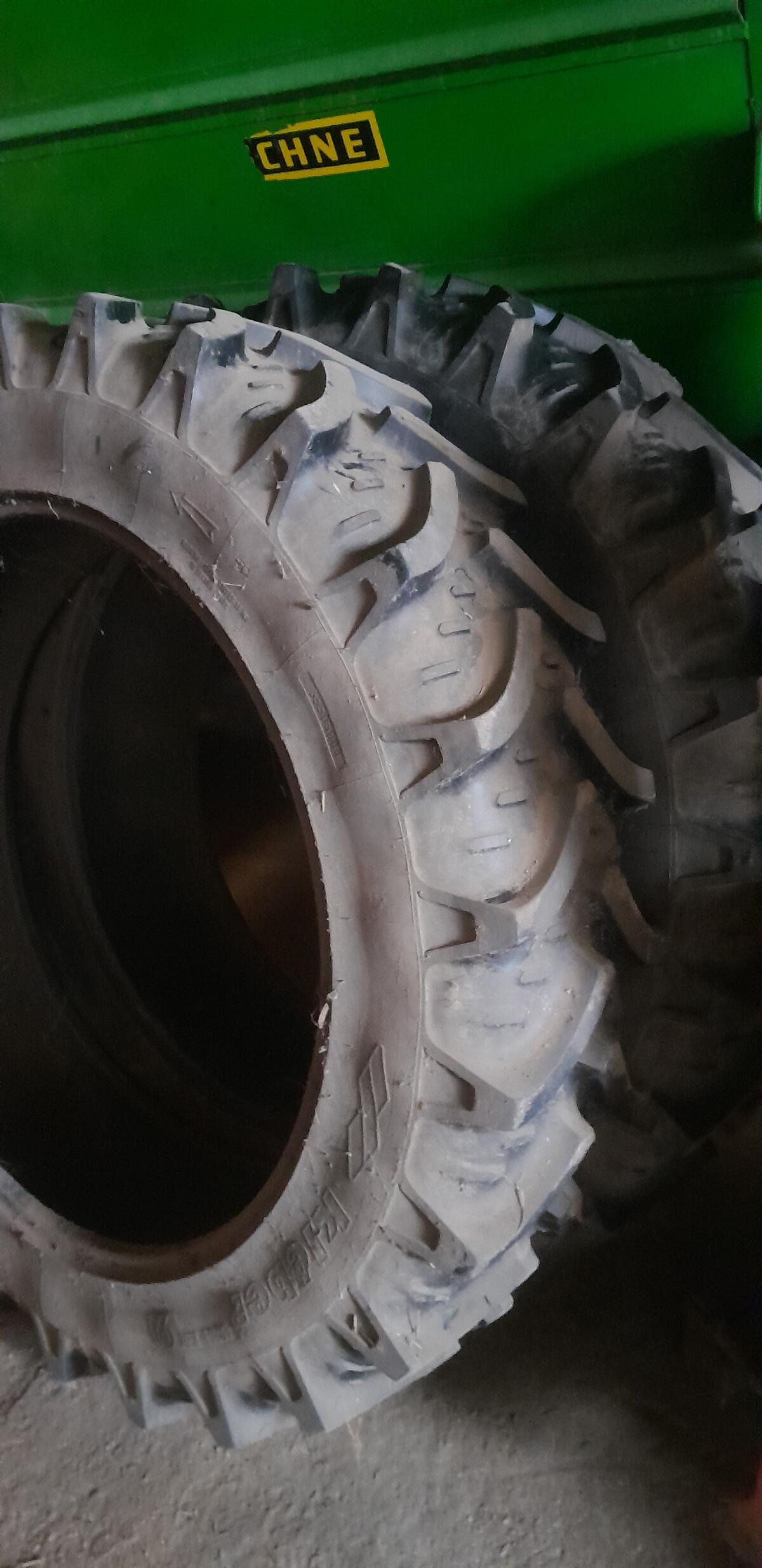 Schöne neuwertige Reifen 12.4 R36 3