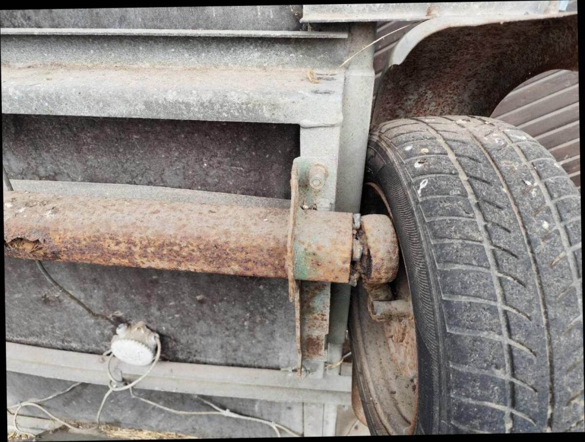 Reparaturbedürftiger Anhänger 2