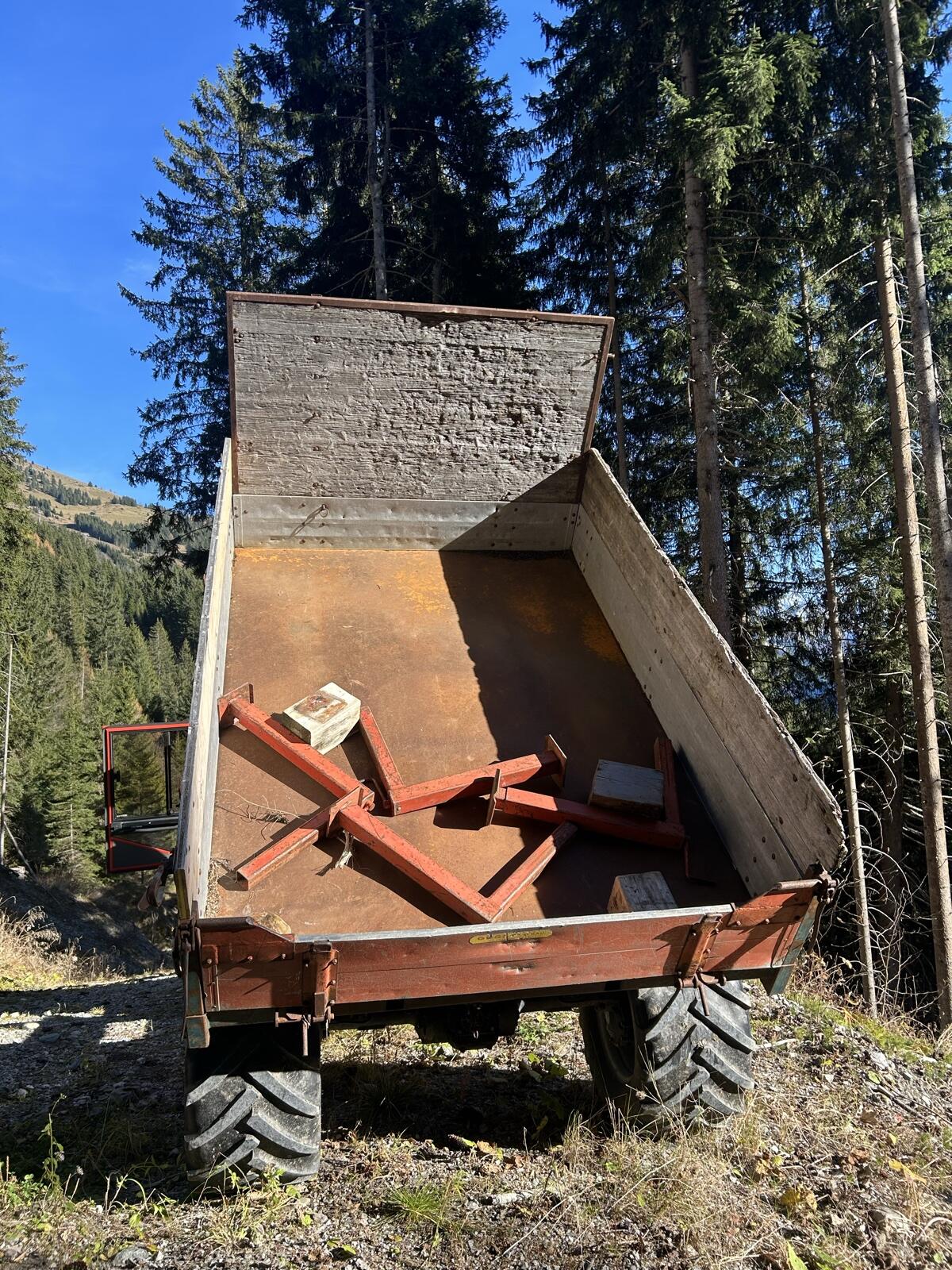 Gögl 3-Seitenkipper für Schlepper 3