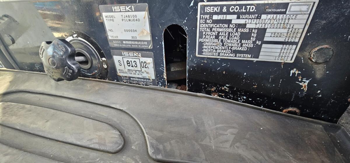 Traktor Iseki mit Schneeschild und Frontlader TJA 8100 3