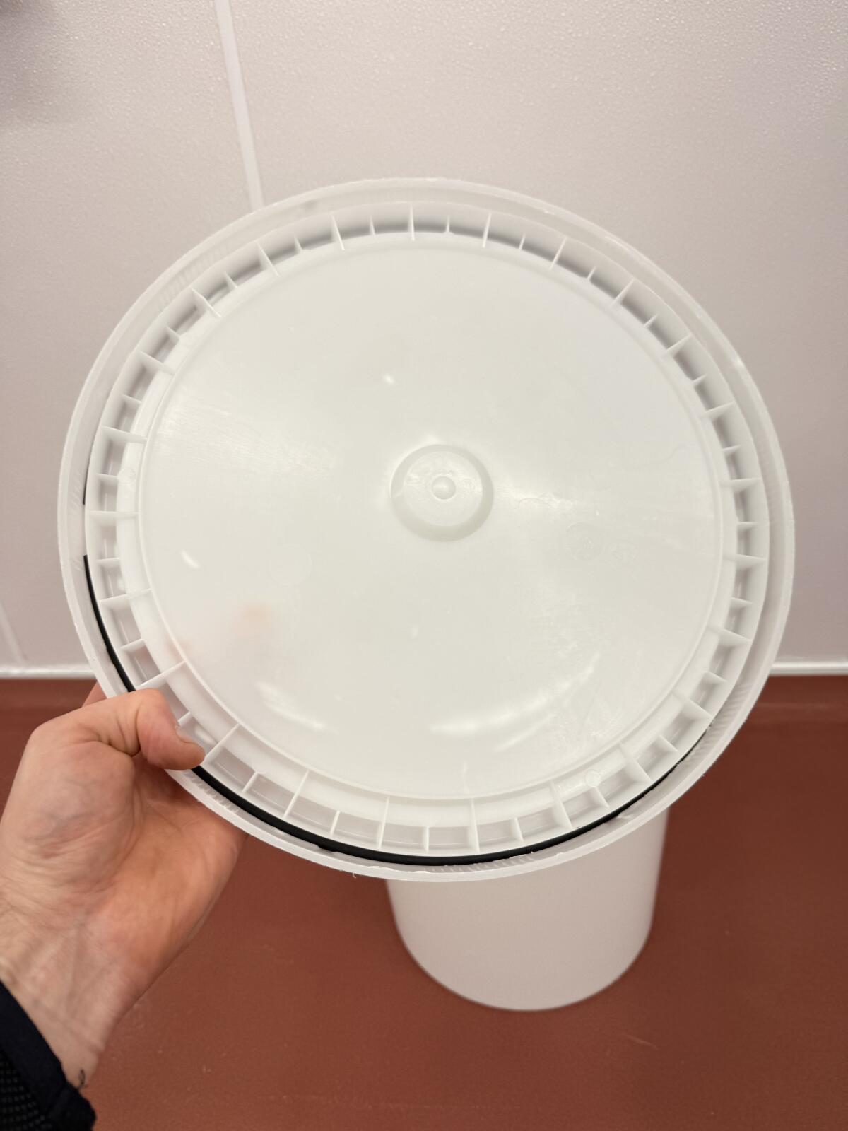 Kunststofffässer weiß 35 l - mit Deckel 3