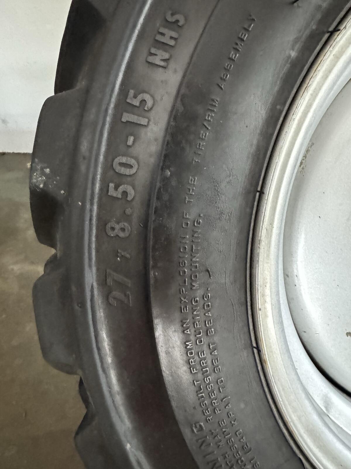 Weidemann Reifen mit Felgen und Schneeketten 2