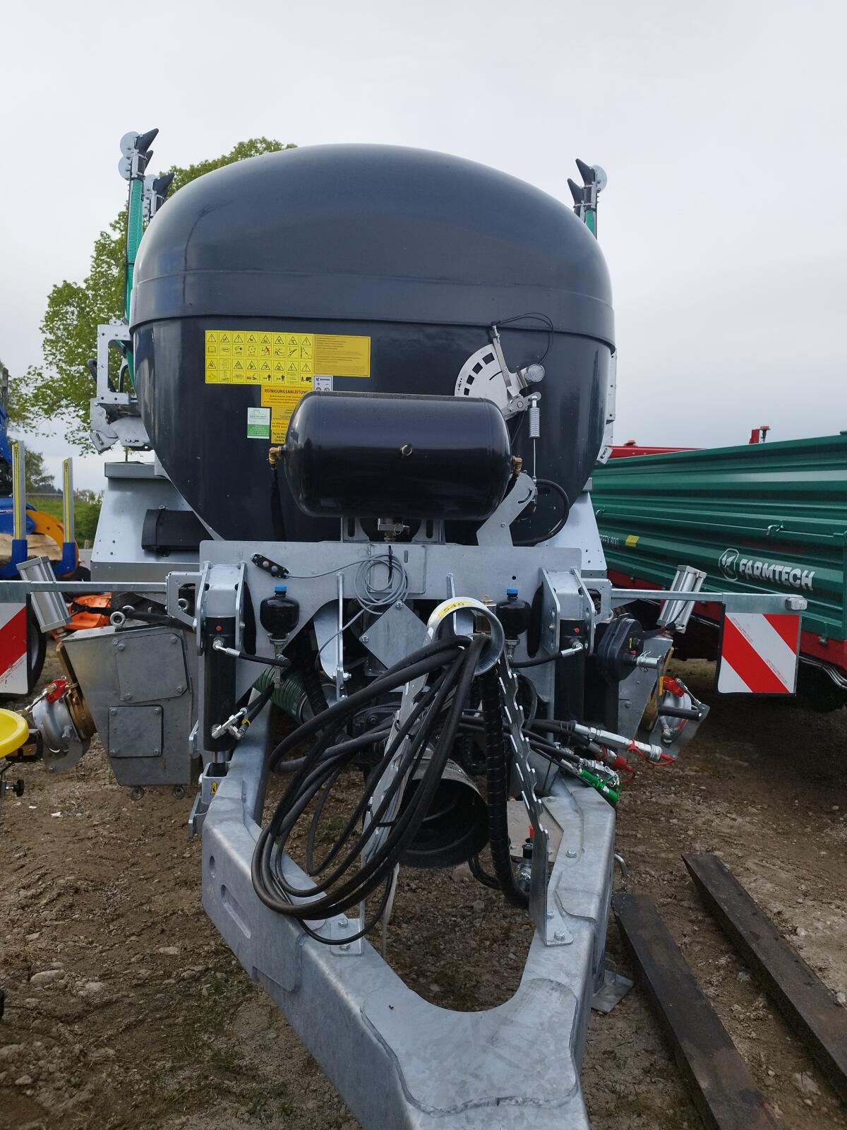 Güllefass Polycis 1250 Farmtech mit Schleppschlauchgestänge 3