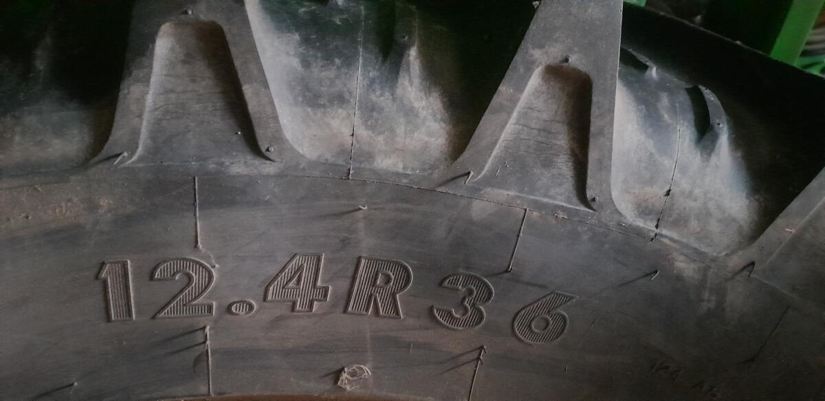 Schöne neuwertige Reifen 12.4 R36 1