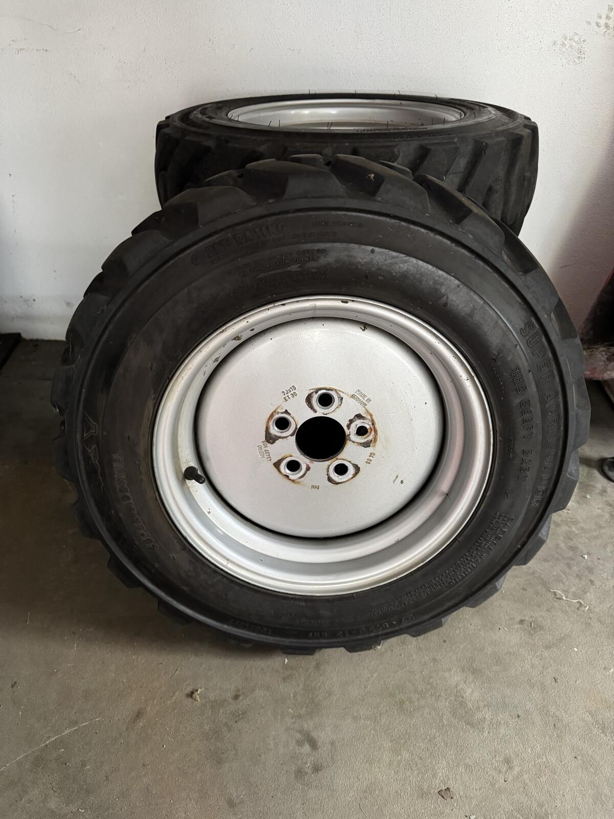 Weidemann Reifen mit Felgen und Schneeketten 1