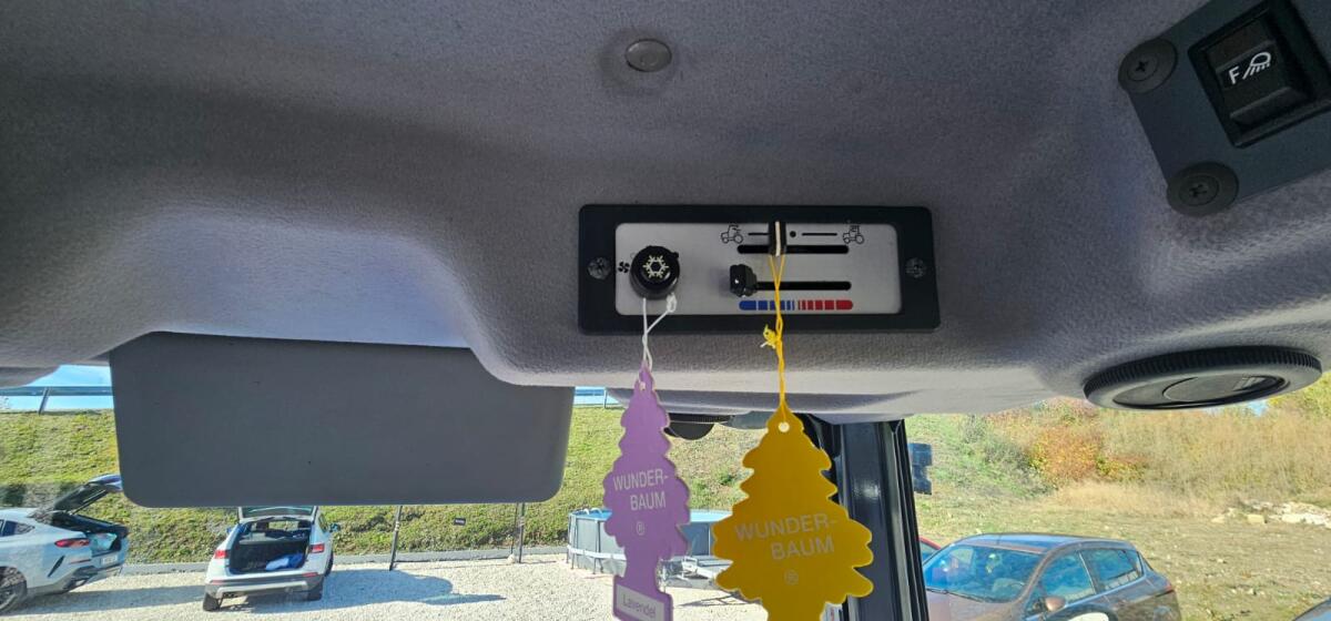 Traktor Iseki mit Schneeschild und Frontlader TJA 8100 2