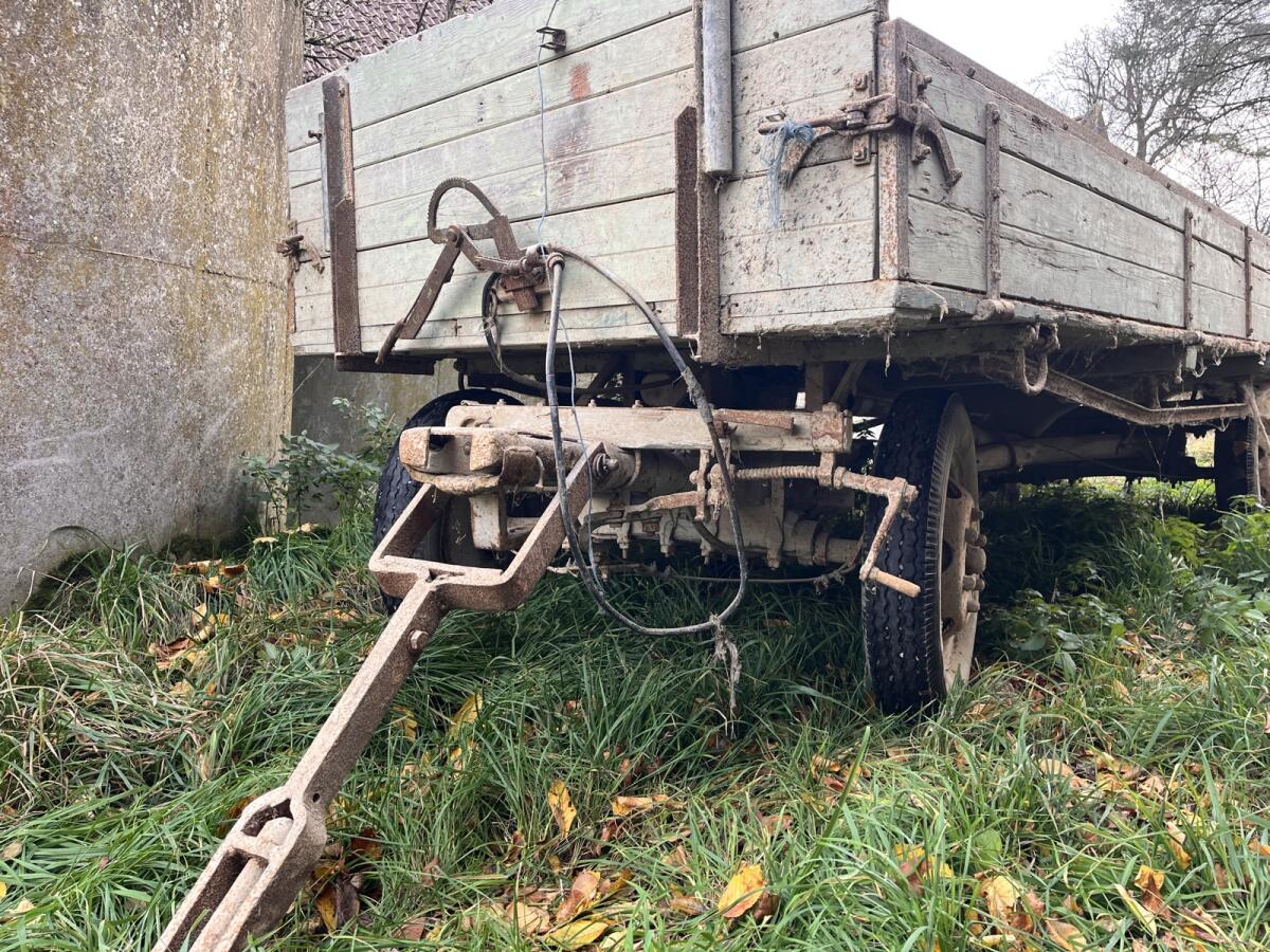 Holzanhänger mit defekten Reifen 3