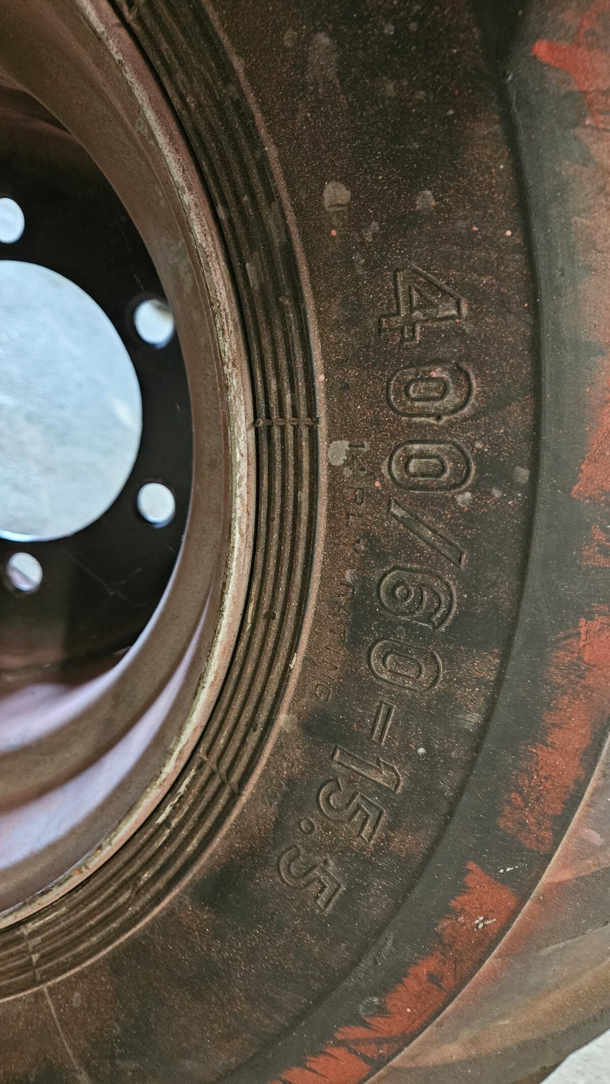 Reifen mit Felgen 400/60-15,5 14 PR 3