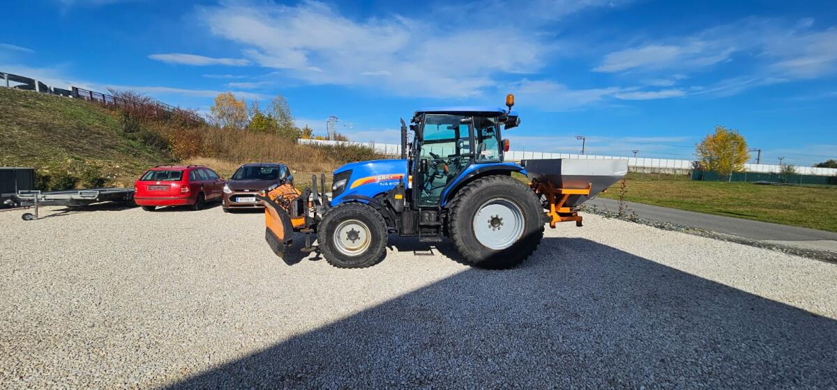 Traktor Iseki mit Schneeschild und Frontlader TJA 8100 3