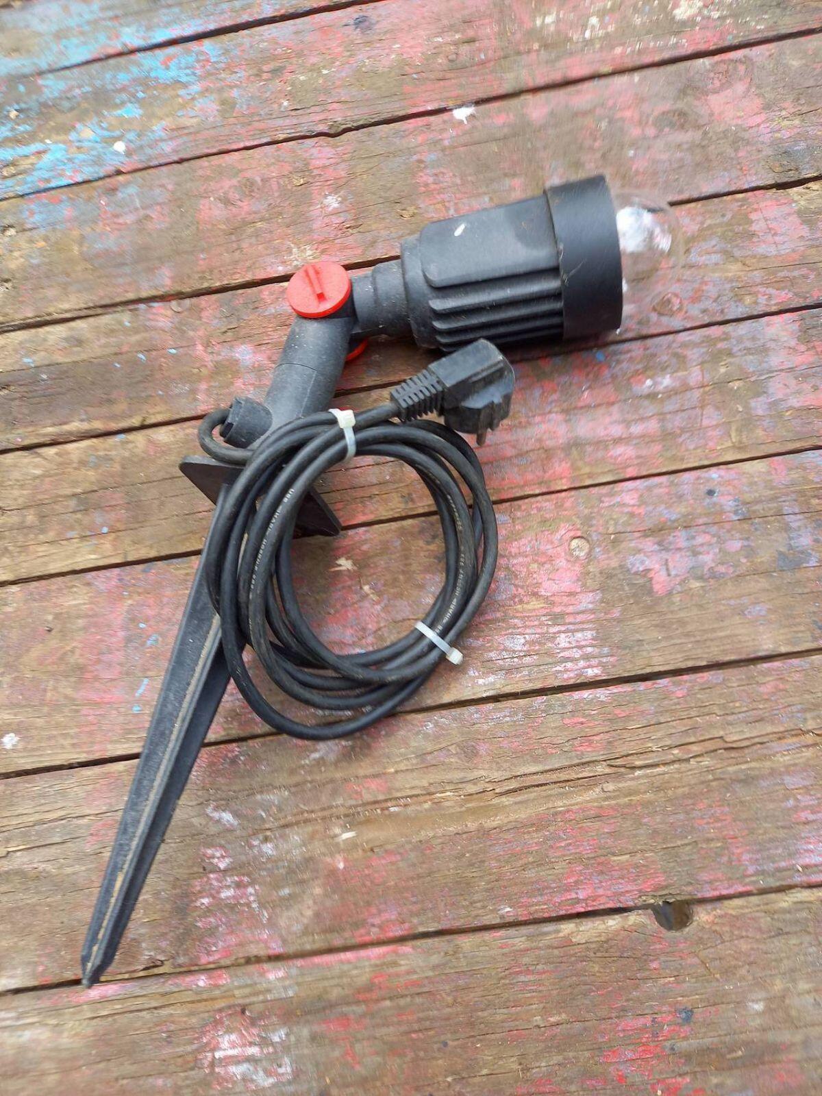 Lampen-Erdspieß mit 60-Watt-Birne 2