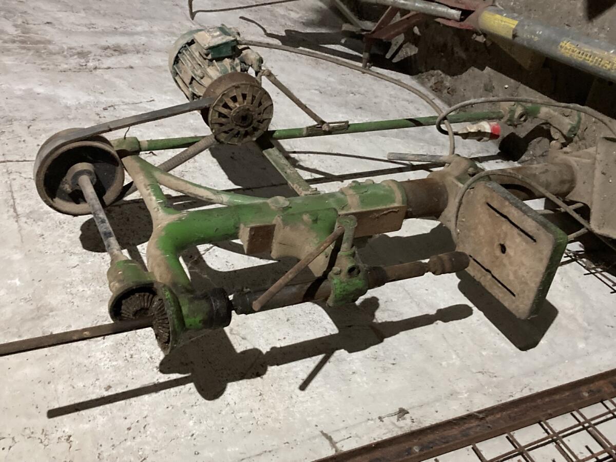 Ständerbohrmaschine funktionierend 3