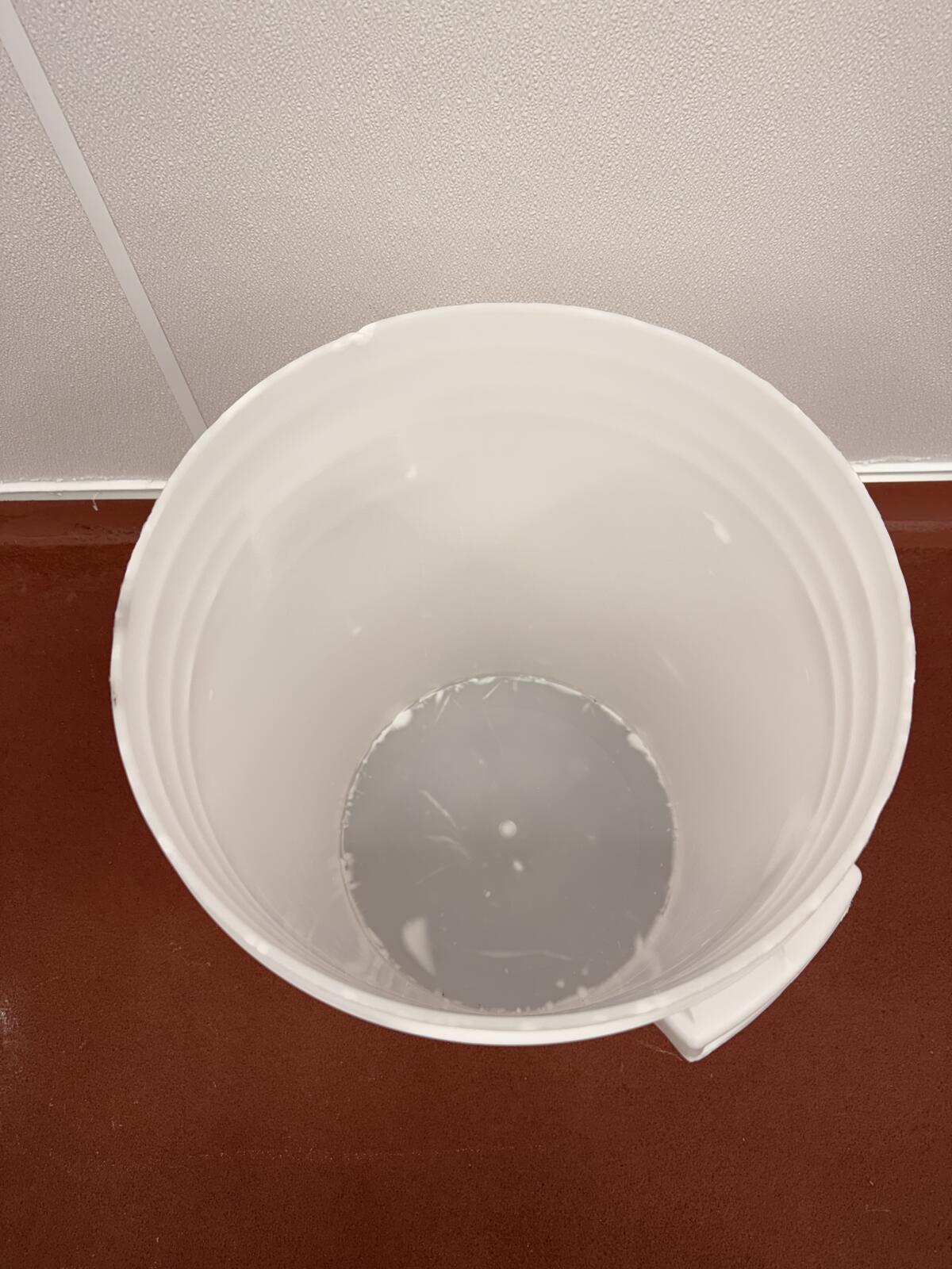 Kunststofffässer weiß 35 l - mit Deckel 2