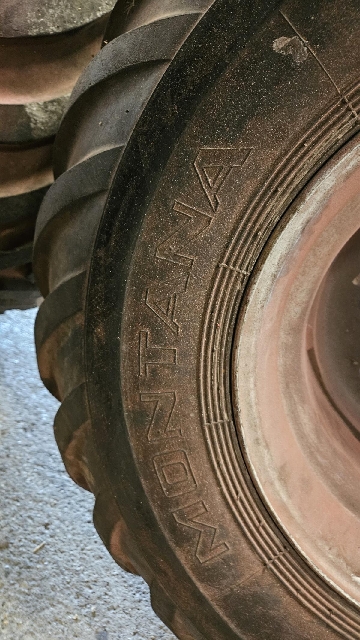 Reifen mit Felgen 400/60-15,5 14 PR 2