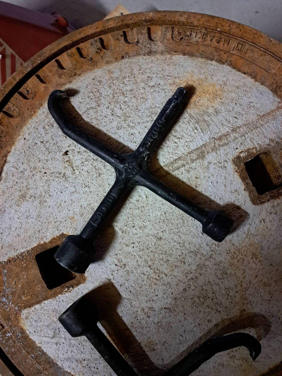 Schwerlast-Schachtdeckel Gusseisen Dm. 80 3