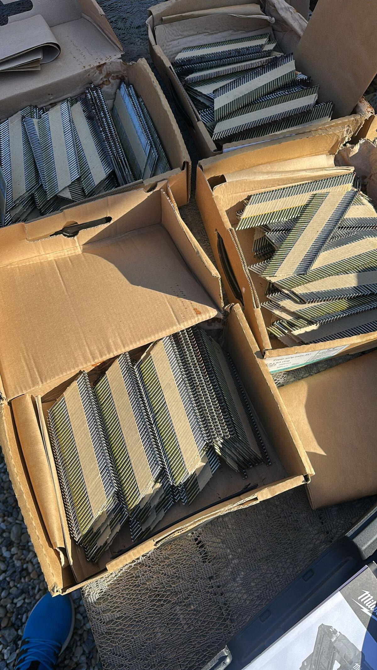 Milwaukee Akku Nagler 90 mm mit Akku, Lader, 8.000 Nägel, Neu M18FFN501X 2