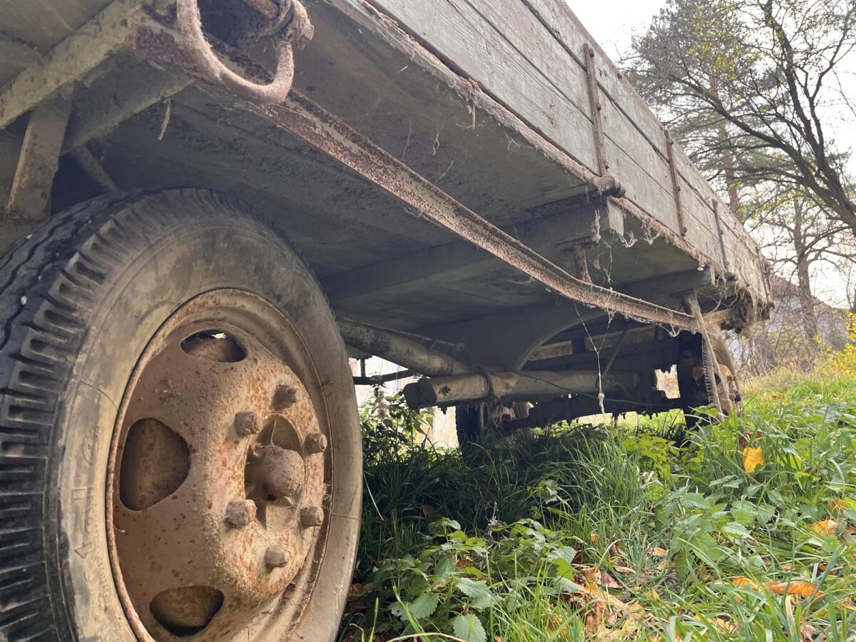 Holzanhänger mit defekten Reifen 2