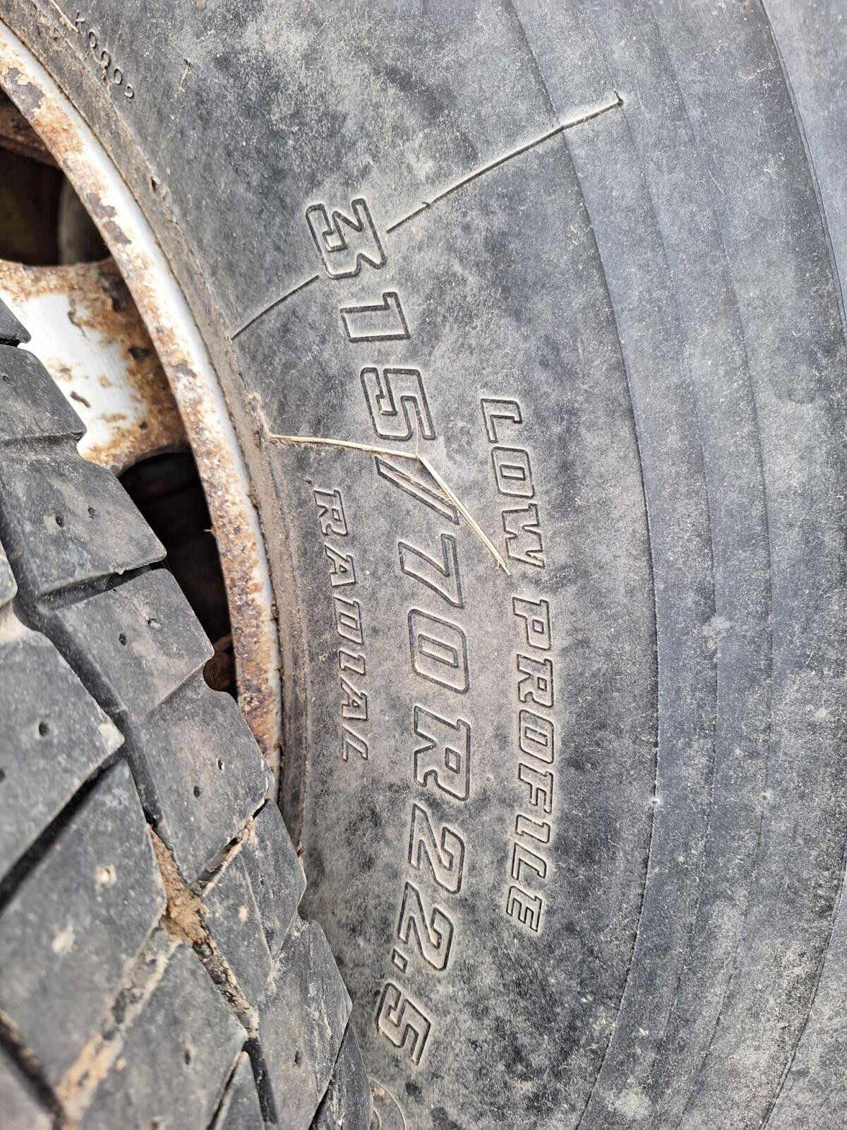 Verkaufe LKW-Reifen 1