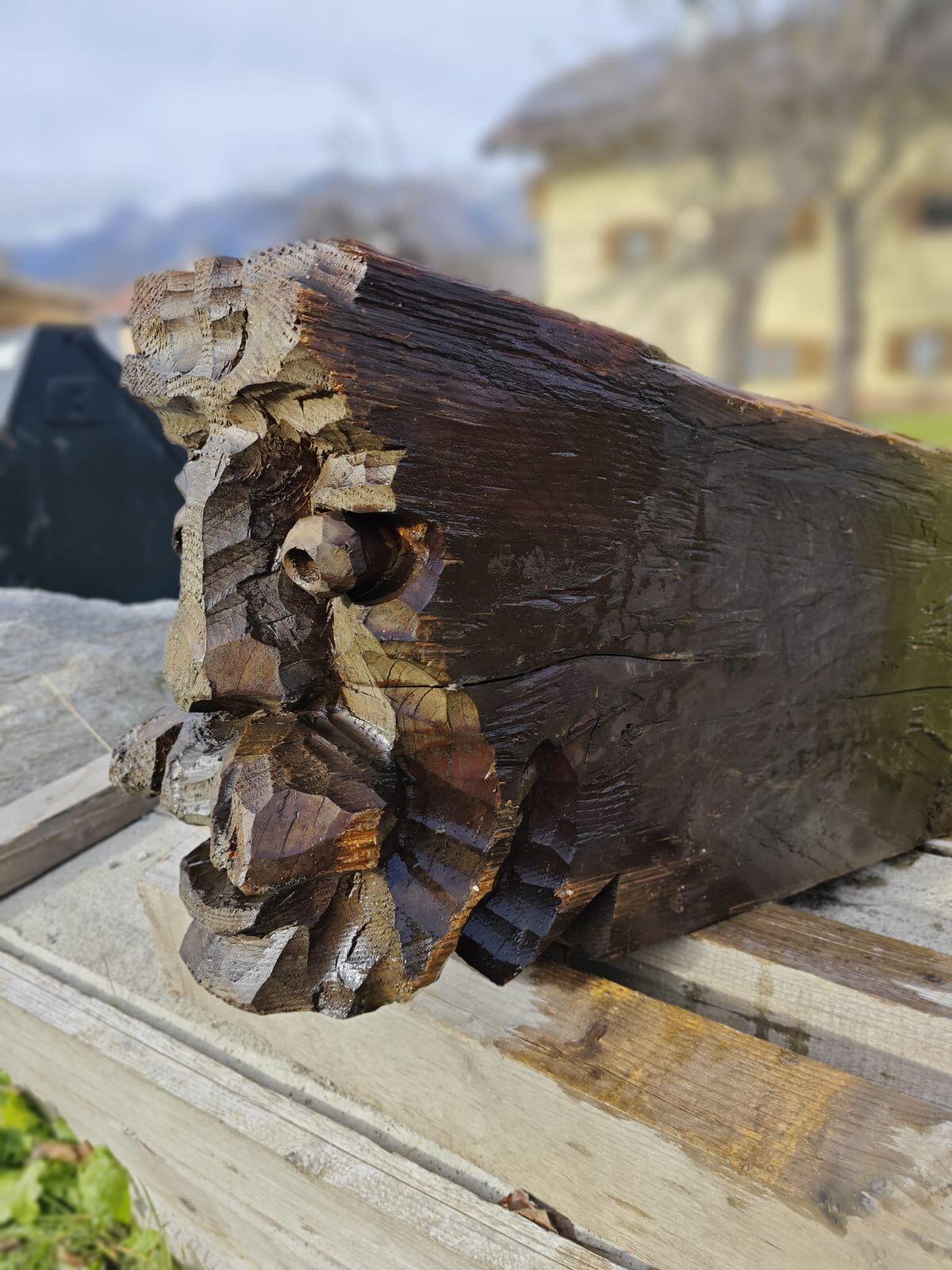 Geschnitzter antiker Holzkopf 2