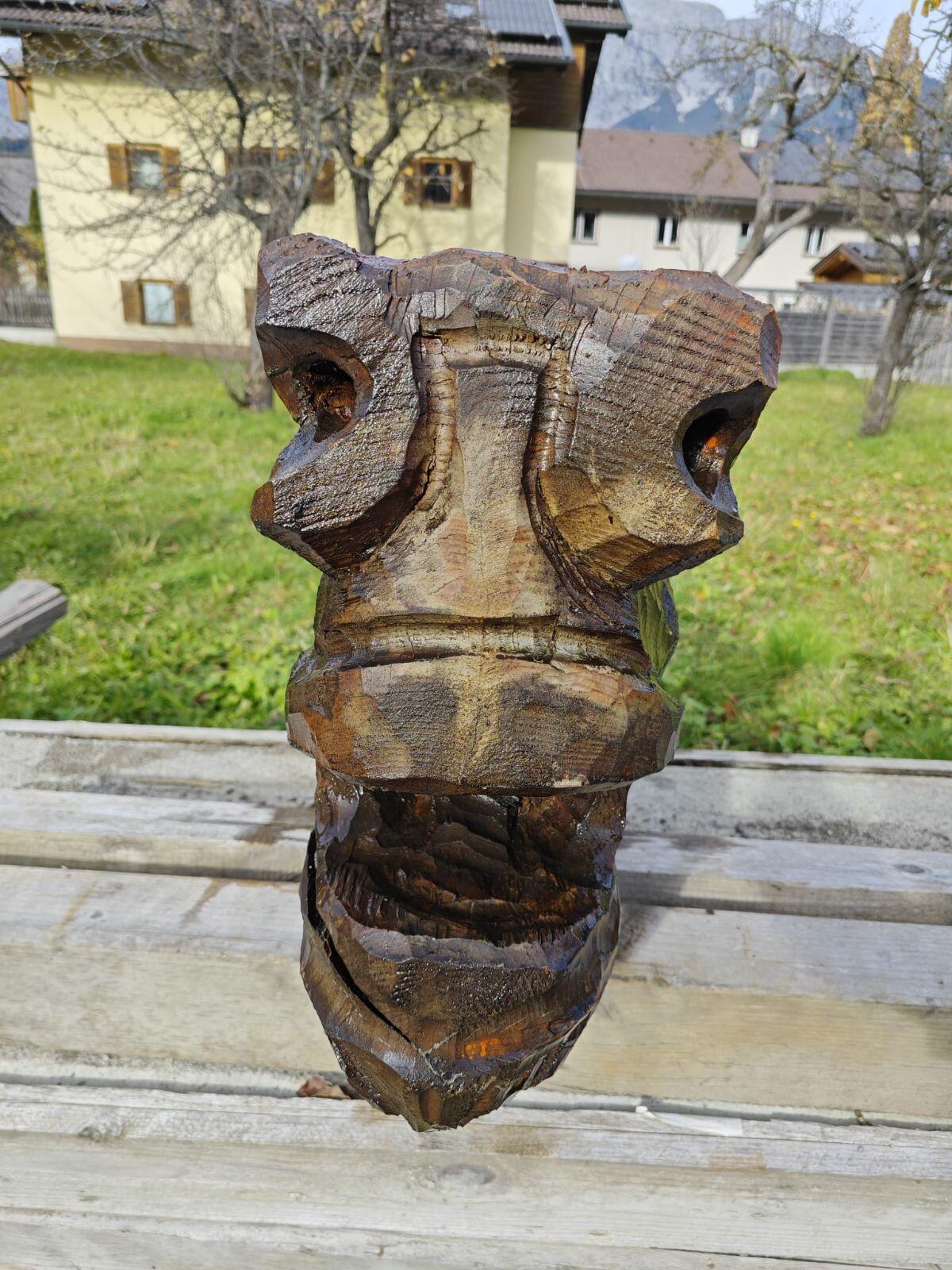 Gehnizter antiker Holzkopf 1