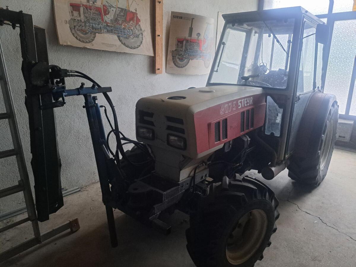 Traktor Steyr 8075 APS Laubschneider, Konsole für Räumgerät 2