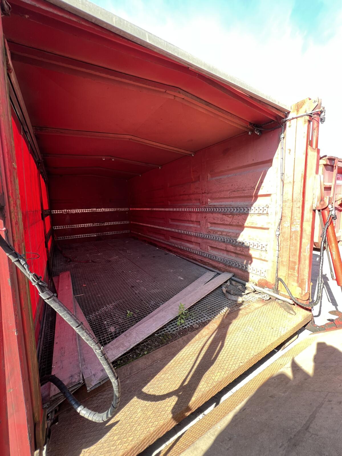 Abrollcontainer mit Vertikallift, Ladebordwand, Hebebühne 3