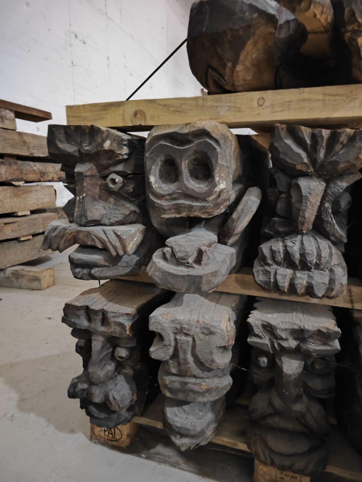 Holzköpfe geschnitzt 3