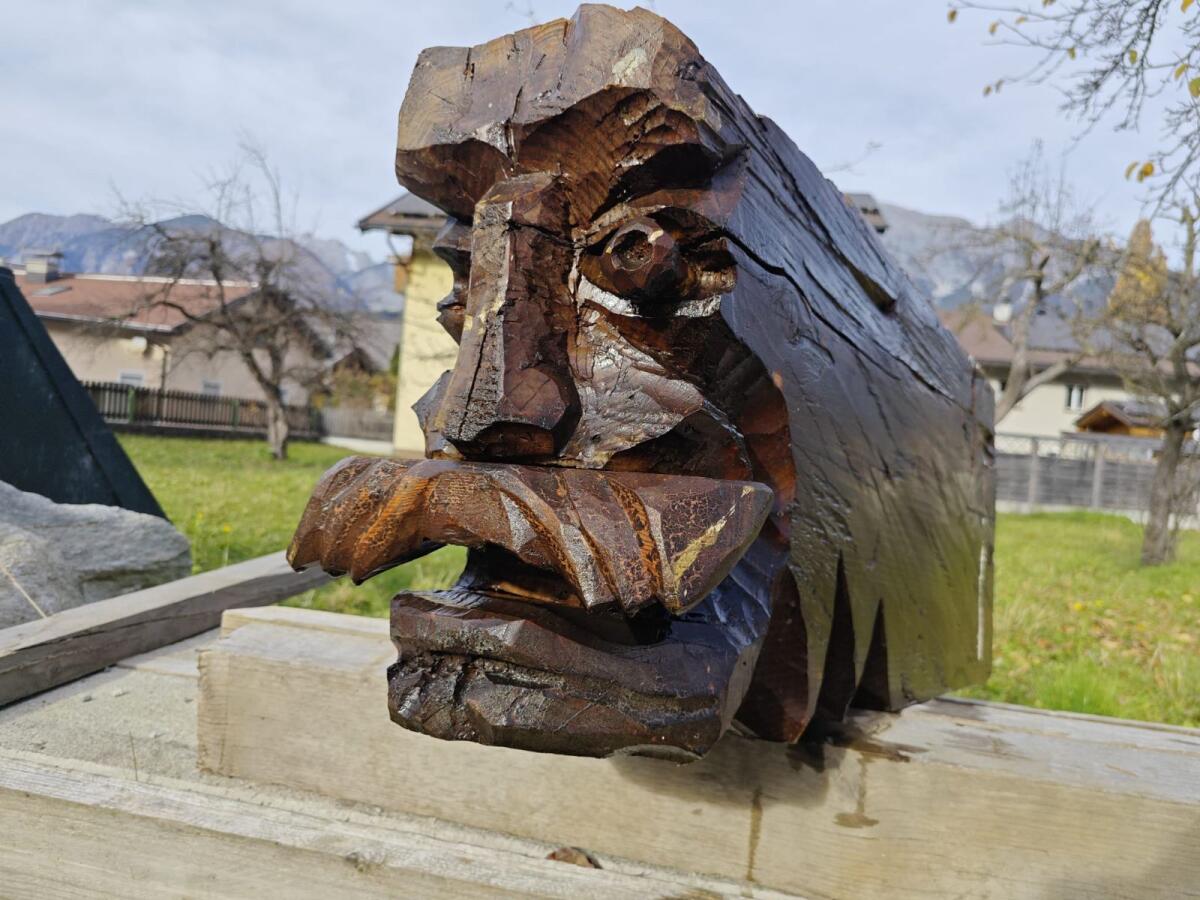 Genschnitzter antiker Holzkopf 1