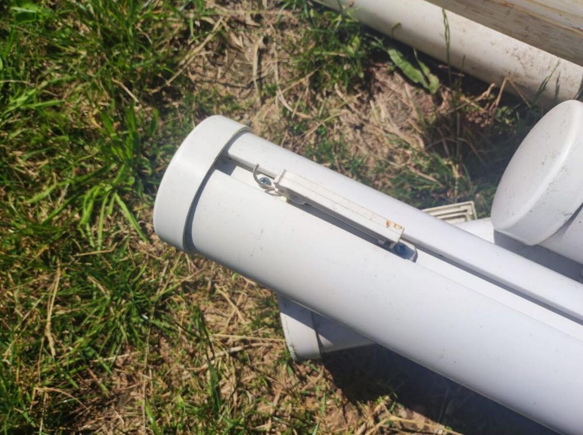 Weiße Weidezaun-Pfähle (2,20 m) + Halter und Kappen 2