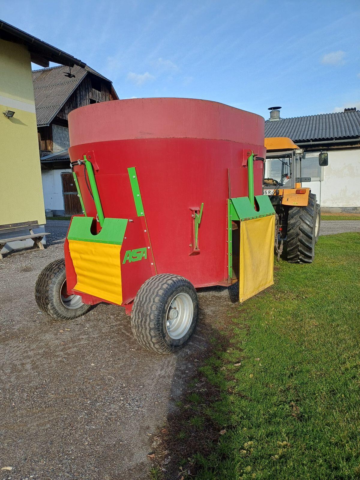 Futtermischwagen und Silozange AKSA 3