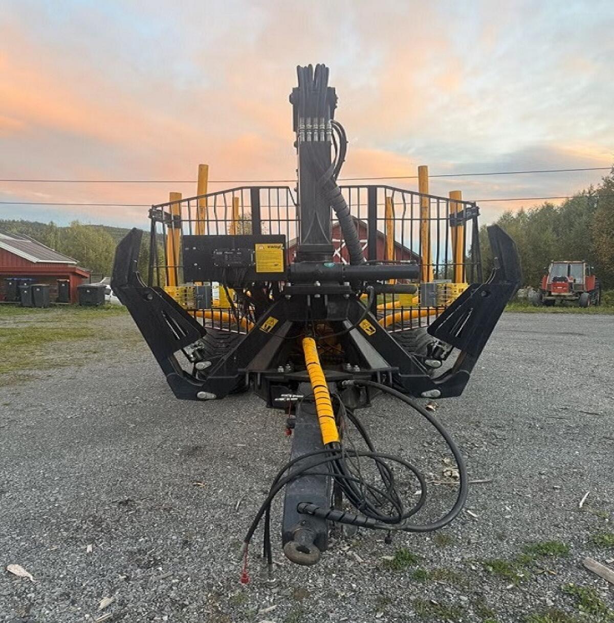 Land T130D Holzanhänger 1