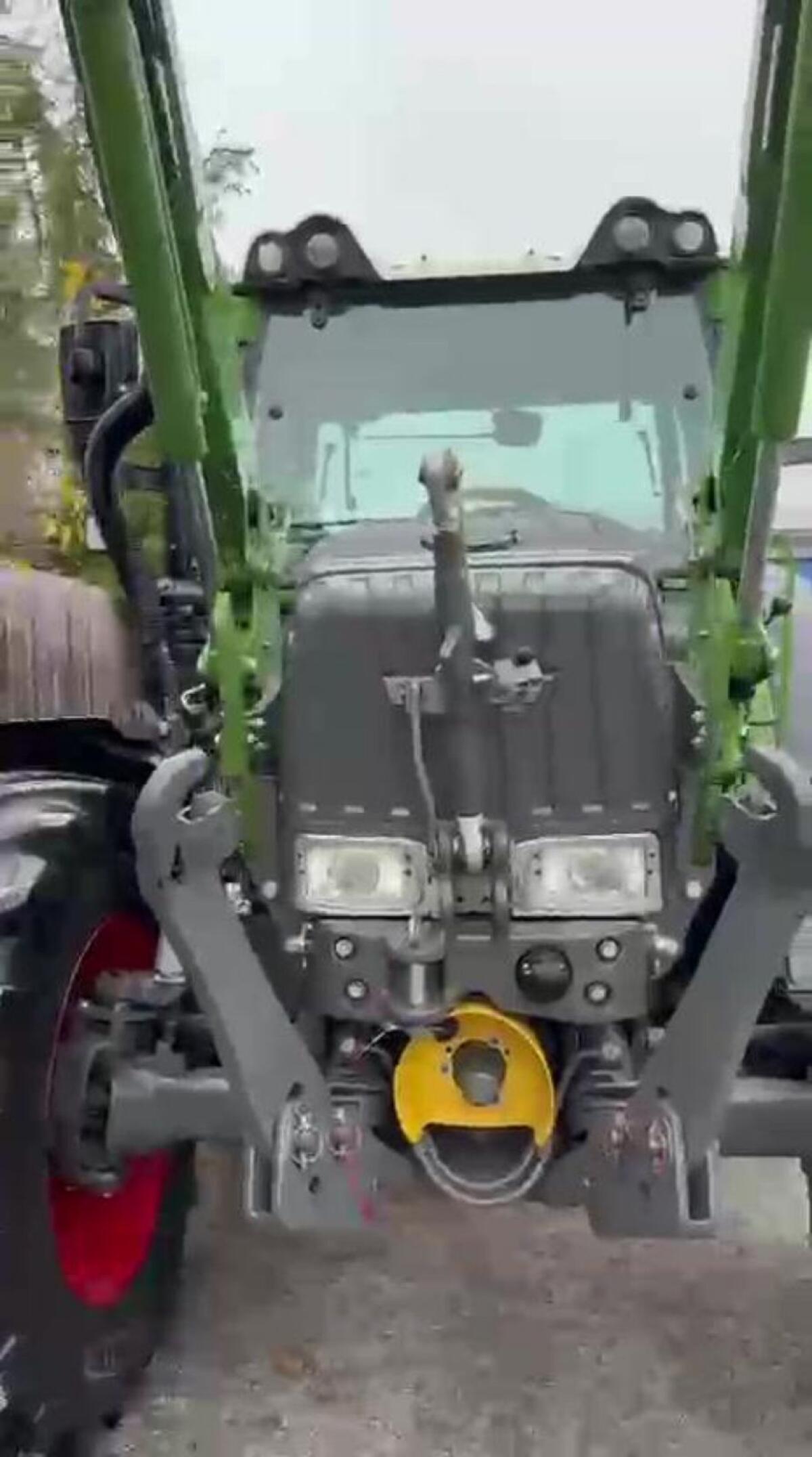 Fendt 207 Vario mit Fendt Cargo 3X65 Frontlader 2