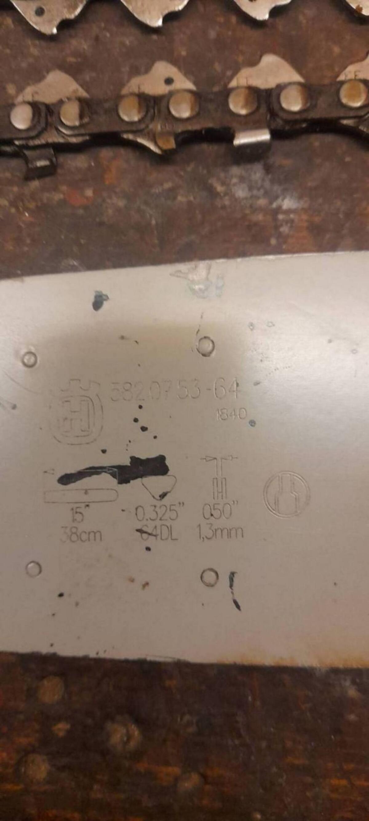 Motorsägenschwert, 2 Ketten 2