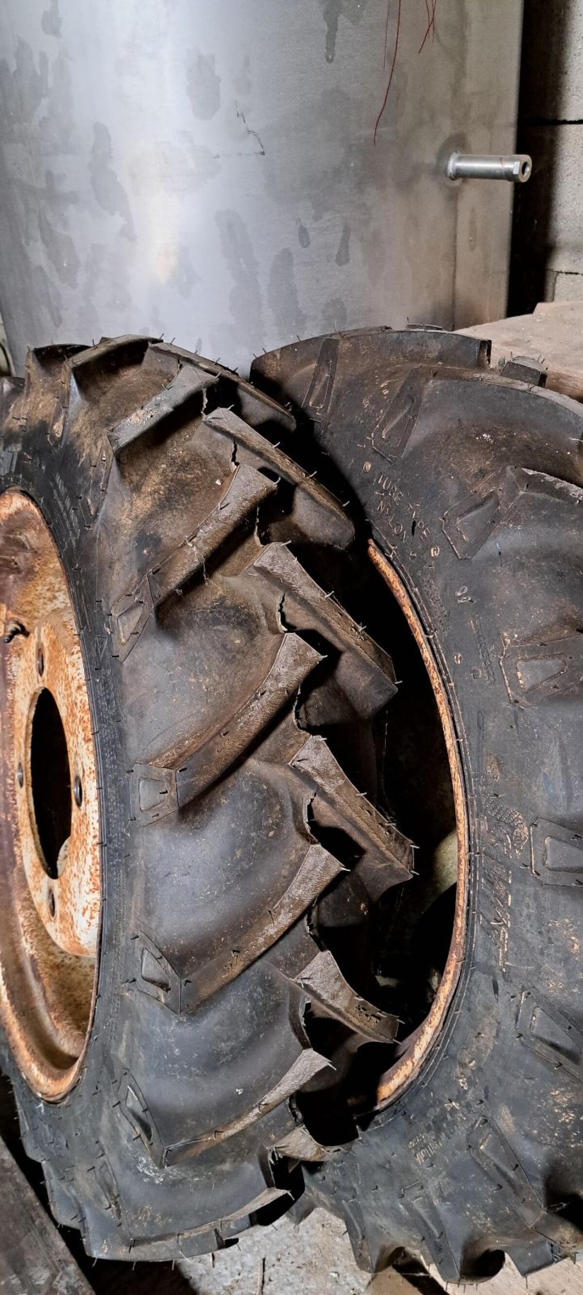 2 Reifen (neuwertig) mit Felgen 2