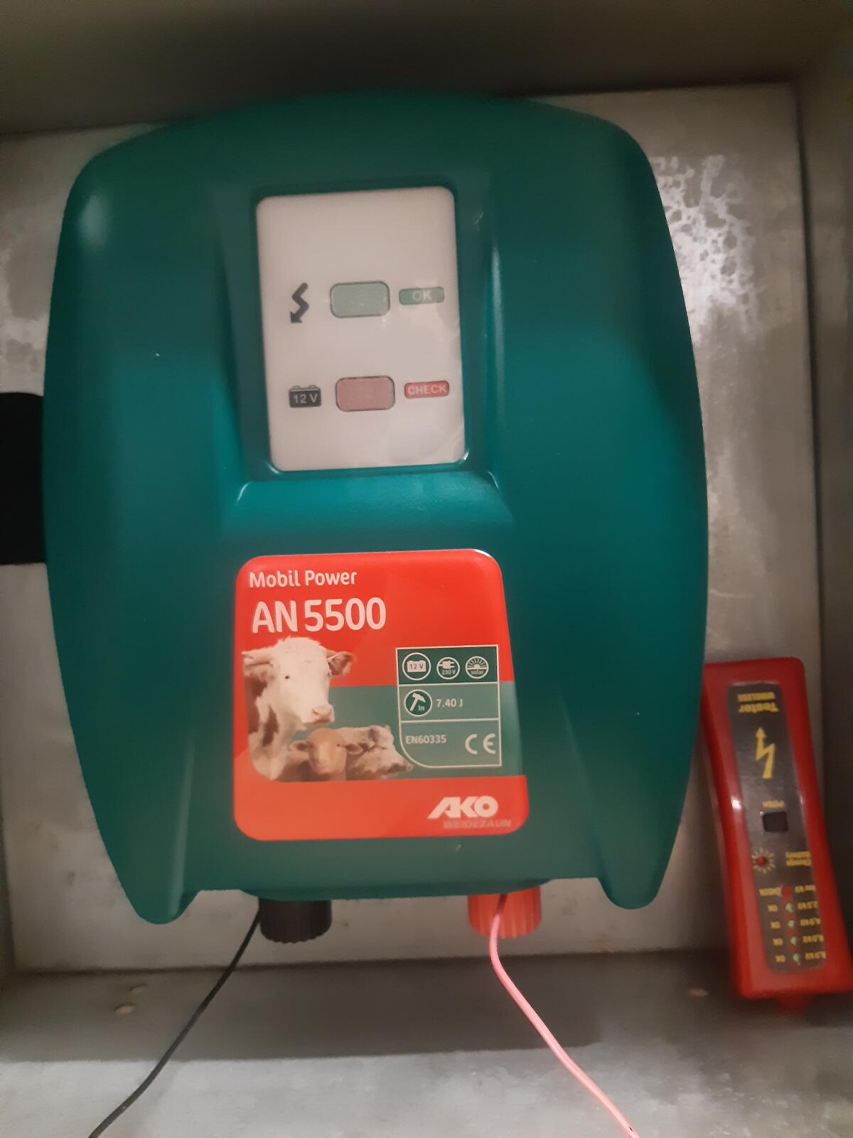 Rundholzstangen, Weidezaungerät 2