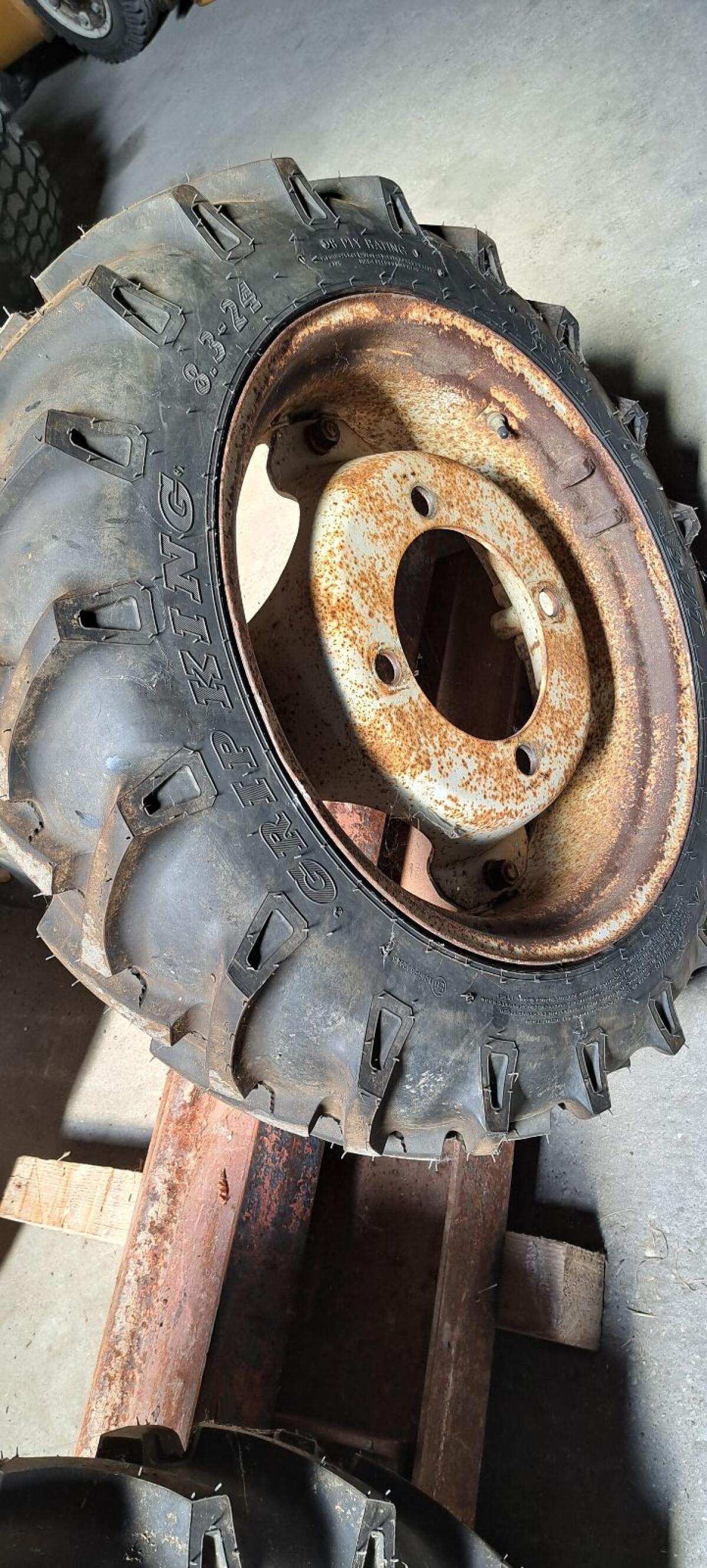 2 Reifen (neuwertig) mit Felgen 3