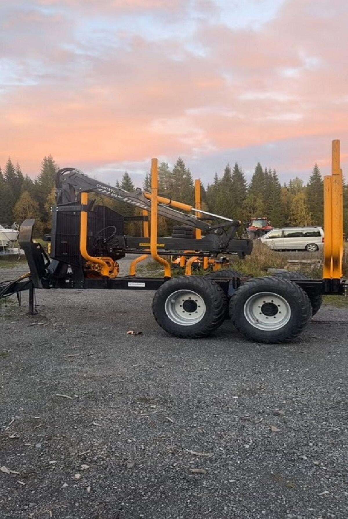 Land T130D Holzanhänger 2