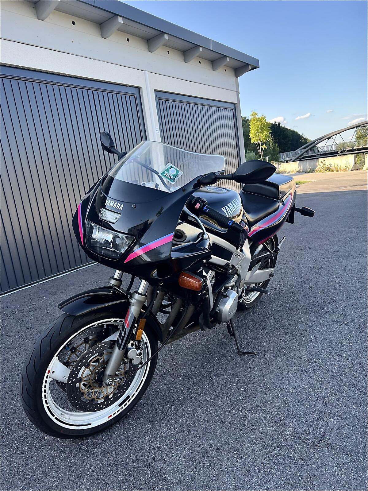 Yamaha FZR 500 mit Pickerl 2