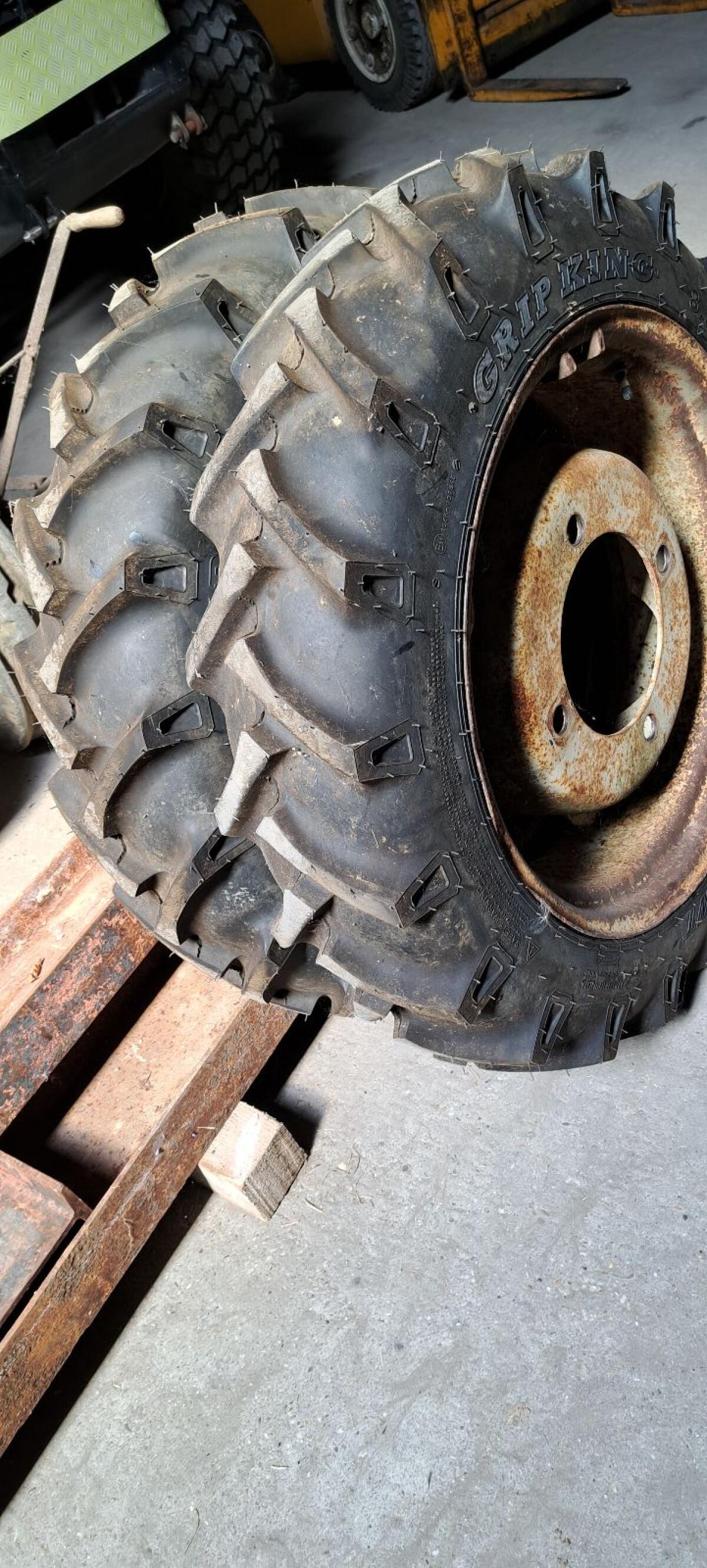 2 Reifen (neuwertig) mit Felgen 1