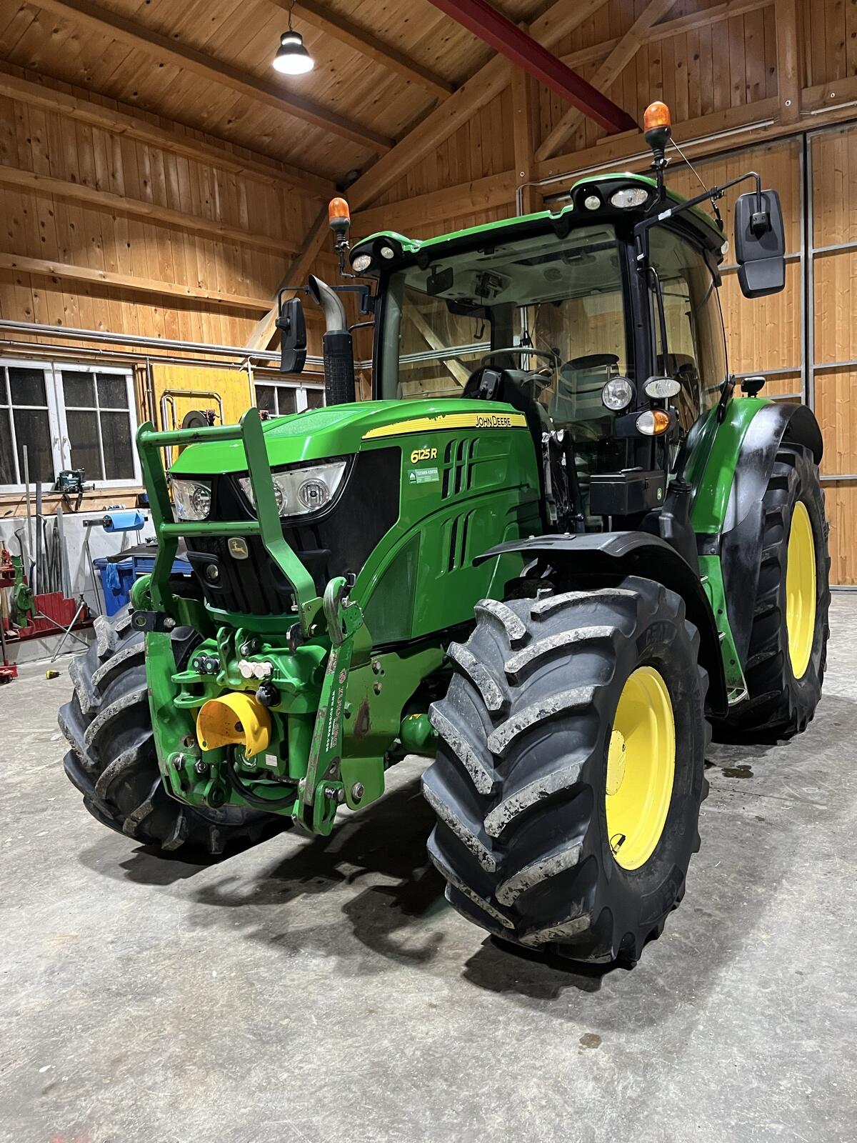 John Deere 6125R 1